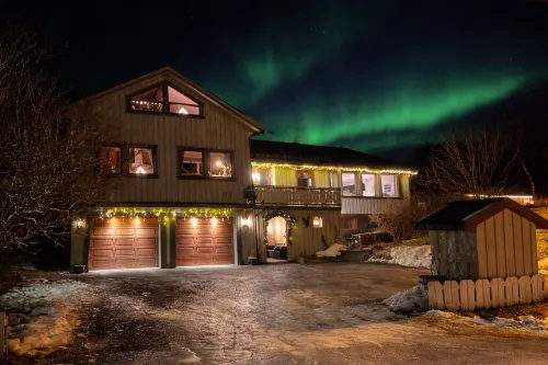 Lofoten Aurora House | Cozy & Private Stay with Fireplace - Mountain view