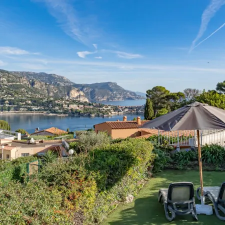 Tiny house, private garden, pool, tennis, parking