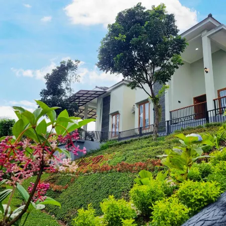 Moya Villa dan Resto Hotels in Cijeruk