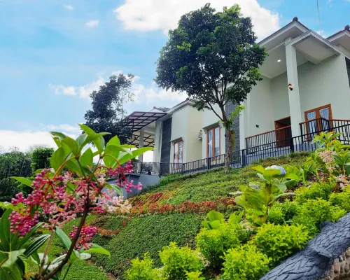 Moya Villa dan Resto Hotels in Cijeruk