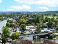 Modern 2-Bed Apartment Near Heathrow w/Parking Hotel a Staines