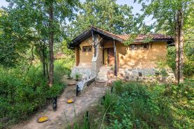 Kanha Earth Lodge
