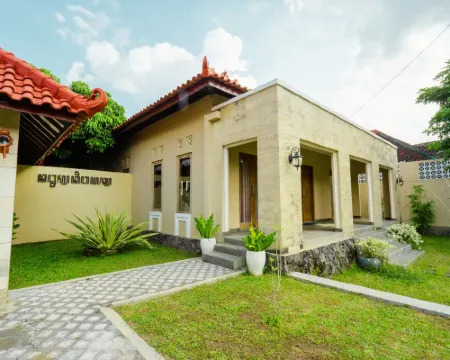 Private Villa - Griya Bayan Kraguman Hotels in Jogonalan