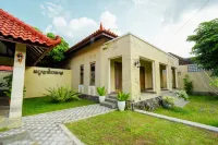 Private Villa - Griya Bayan Kraguman - parking