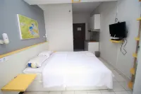 Easton Park Residence Naffi Rooms by Mustika - parking