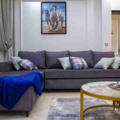 3bd mansion w/lakeview, mins to the expressway Rooms