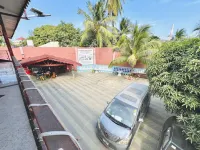 ZanJoo Zanzibar Airport Hostel - parking