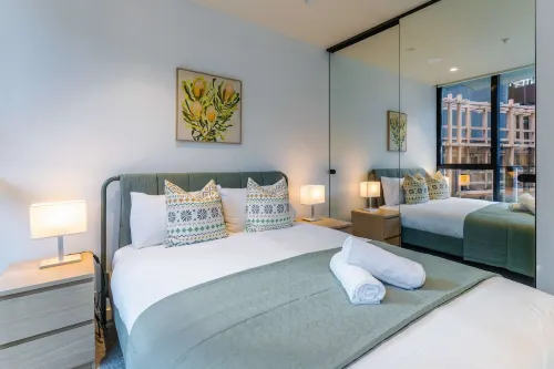 Luxe 2BR Retreat POOL, GYM & PARKING South Yarra