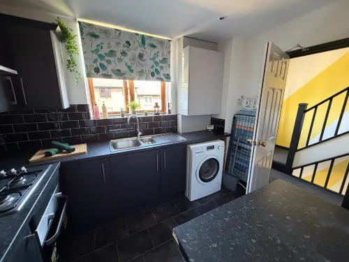 Flat | Sleeps 7 | 3 Bedrooms | Balcony - breakfast