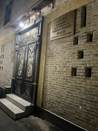 Emirkhan Guesthouse Отели рядом с достопримечательностью «Медресе Чор Минор»