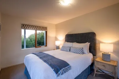 Hamptons Hideaway Hotels near River and Rocks Campground