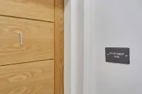 Host & Stay | Apartment One, Hudsons Yard House Các khách sạn gần Captain Cook Monument