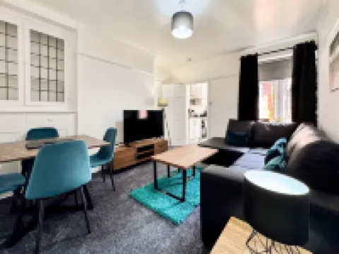 Brandon Grove Stay | Sleeps 6 by Week2Week