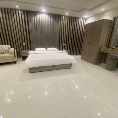 Comfortable 1-Bedroom Apartment with Private Bathroom in Al Hamdaniyah – J9 Hoteles cerca de Recinto para eventos Massaya Hall
