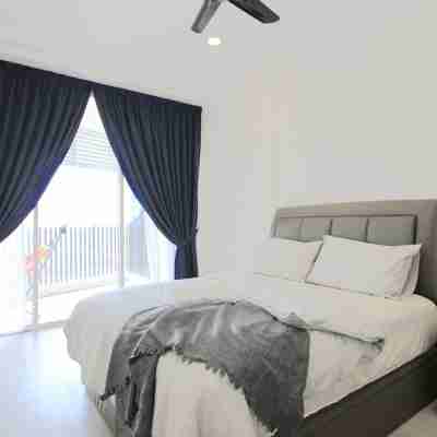 Cozy, High-Floor 2BR Apt Near LEGOLAND Rooms