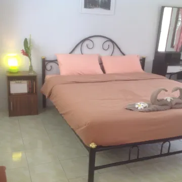 2N Guesthouse Hotels near Wat Bandai Thong