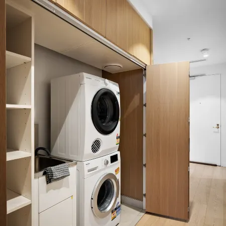 Sky One Box Hill, 3BR with Pool, Sauna & Parking
