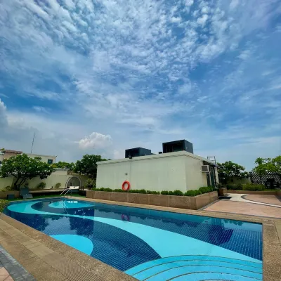 Cozy BGC Venice Grand Canal Staycation Hotels near ملعب ماكينلي هيل