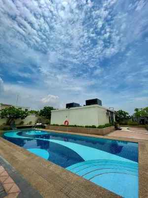 Cozy BGC Venice Grand Canal Staycation - parkir