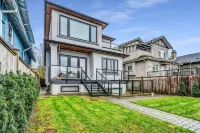 Modern 2BR 2BA by UBC | AC, Prkg, Transit, Pvt Ent - جديد