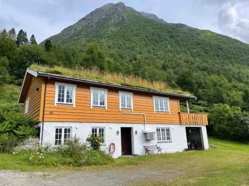 Fjordfront Farmhouse | Sauna, Boat & Sunnmøre Alps - Homestays