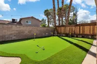 9 min to Strip, pool, casino games and mini golf - Pools