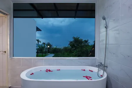 Nariya Bayfront Phuket Отели рядом с достопримечательностью «Aussie Divers Phuket»