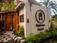 Nyaman Hostel Hotels near شاطئ إيكو