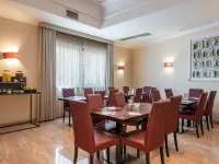 Hotel Nuvò Hotel berhampiran Kolam Renang Scandone