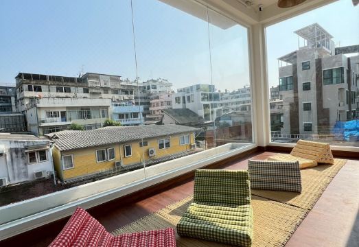 2. 이즈 앳 사톤 ..