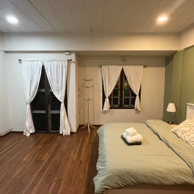Kingbed ,rftop ,near train station ,3km ThaPae rd. Hoteles cerca de Hospital McCormick