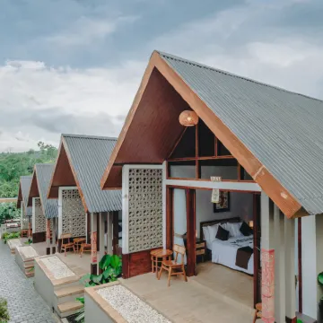 Air ilir Grand Villa Hotel berhampiran Air Terjun Jembong