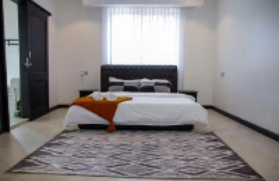 The Grand Nest Mansion - 3BR + Office, Lakeview
