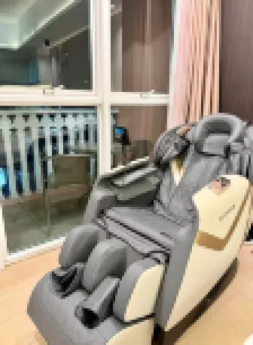Canal View Luxury Stay/Massage Chair + Office Desk