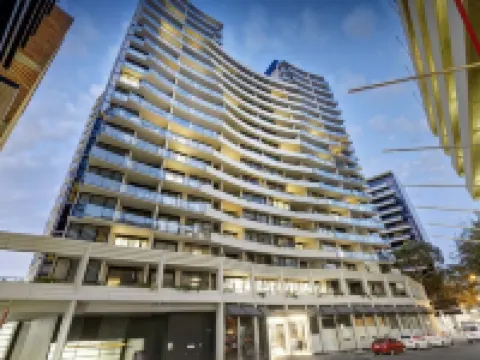 Luxe 2BR Retreat POOL, GYM & PARKING South Yarra
