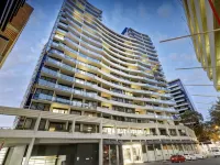 Luxe 2BR Retreat POOL, GYM & PARKING South Yarra