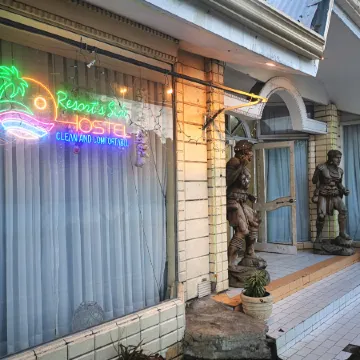 Resort’s Side Hostel near Shangrila