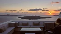 Villa Dakoronia•Stunning caldera view Private Pool Hotels in Fira