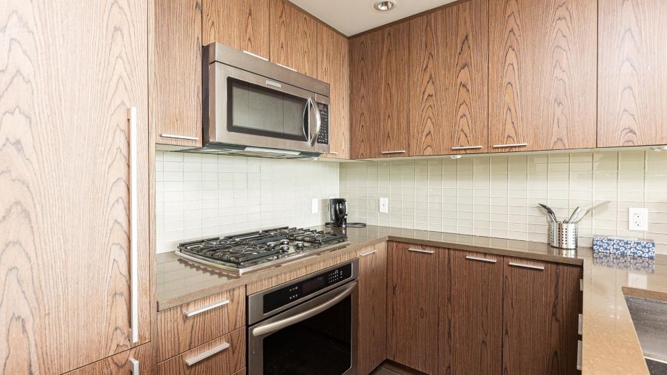 Coquitlam Center Bright & Modern 1BR Parking included Steps to SkyTrain | Pool & Gym
