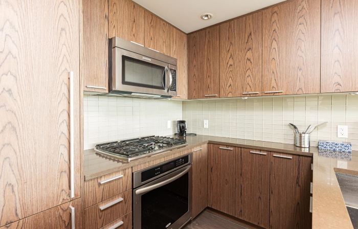 Coquitlam Center Bright & Modern 1BR Parking included Steps to SkyTrain | Pool & Gym