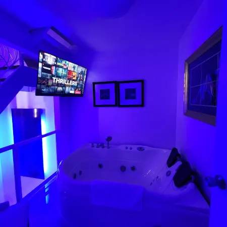 Kandi Suites Luxury 2 BR Private Jacuzzi Free Housekeeping