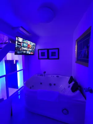 Kandi Suites Luxury 2 BR Private Jacuzzi Free Housekeeping