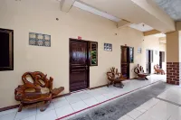 OYO 1706 Hotel H&w Solo - parkir