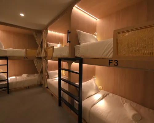 Yen Hostel & Smoothies Silom Hotels near MahaNakhon