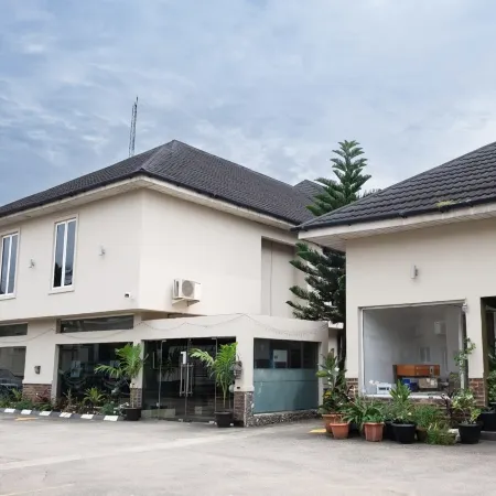 The Cromwell Courtyard Hotel