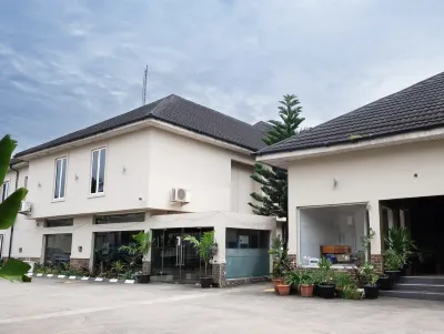 The Cromwell Courtyard Hotel Hotels near Aribaba Akewi Production