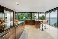 Exclusive Jacuzzi Suite - Ocean Views & Beach Hotels in Motueka