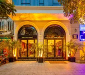 Salute Premium Hotel & Spa Hotels near Houng Sen
