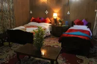 Chicago Group of Houseboats Hoteles en Karapura