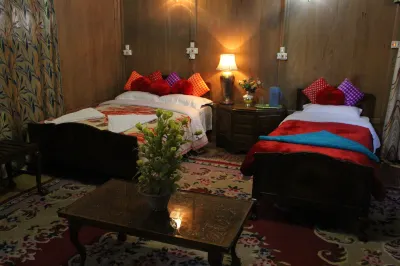 Chicago Group of Houseboats Hotels in Dal Lake